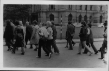 Wycieczka zakładowa pracowników Fabryki Przyrządów i Uchwytów w Białymstoku, Warszawa, lata 70. XX w.