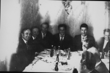 Świętowanie awansu Zbigniewa Gołębiowskiego na kierownika narzędziowni w Fabryce Przyrządów i Uchwytów, Białystok, 1971 r.