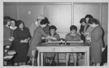 Uczestniczki kursu dziewiarstwa, Białystok, lata 60. XX w.
