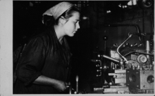 Eugenia Kalinowska w Fabryce Przyrząd&oacute;w i Uchwyt&oacute;w, ul. Łąkowa 3, Białystok, 1956 r.