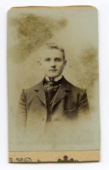 Portret mężczyzny, zdjęcie wykonane w atelier fotograficznym, ul. Kilińskiego 16, Białystok, 1896-1904 r. Fot. Wolfgang A. Bartmann