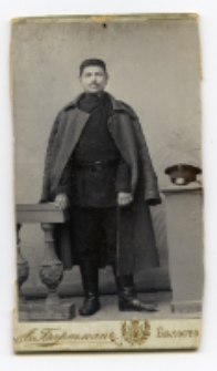 Portret mężczyzny w mundurze, zdjęcie wykonano w atelier fotograficznym, ul. Kilińskiego 16, Białystok, 1896-1904 r. Fot. Wolfgang A. Bartmann