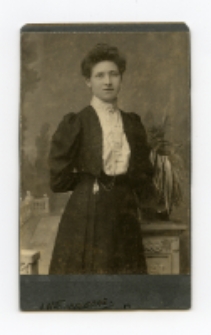 Portret kobiety, zdjęcie wykonano w atelier fotograficznym, ul. Kilińskiego 16, Białystok, 1896-1904 r. Fot. Wolfgang A. Bartmann