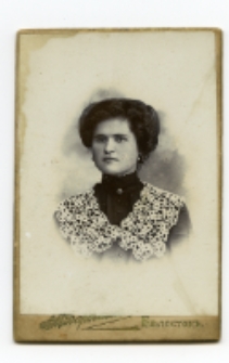 Portret kobiety, zdjęcie wykonano w atelier fotograficznym, ul. Kilińskiego 16, Białystok, 1896-1904 r. Fot. Wolfgang A. Bartmann