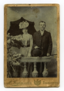 Portret pary, zdjęcie wykonano w atelier fotograficznym, ul. Kilińskiego 16, Białystok, 1896-1904 r. Fot. Wolfgang A. Bartmann