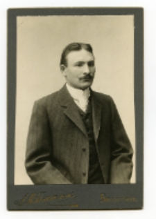 Portret mężczyzny, zdjęcie wykonano w atelier fotograficznym, ul. Kilińskiego 16, Białystok, 1896-1904 r. Fot. Wolfgang A. Bartmann