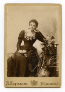 Portret kobiety, zdjęcie wykonano w atelier fotograficznym, ul. Kilińskiego 16, Białystok, 1896-1904 r. Fot. Wolfgang A. Bartmann