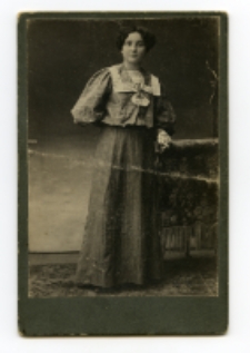 Portret kobiety, zdjęcie wykonano w atelier fotograficznym, ul. Kilińskiego 16, Białystok, 1896-1904 r. Fot. Wolfgang A. Bartmann