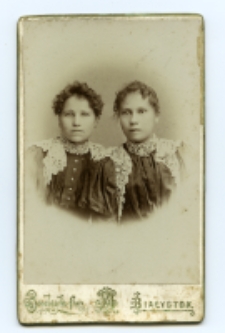 Dwie dziewczynki, zdjęcie wykonano w atelier fotograficznym, ul. Sienkiewicza 18, Białystok, 1888-1915 r. Fot. Bracia Budryk
