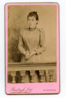 Portret kobiety, zdjęcie wykonano w atelier fotograficznym, ul. Sienkiewicza 18, Białystok, 1888-1915 r. Fot. Bracia Budryk