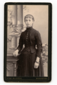 Portret kobiety, zdjęcie wykonano w atelier fotograficznym, ul. Sienkiewicza 18, Białystok, 1888-1915 r. Fot. Bracia Budryk