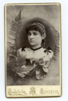Portret kobiety, zdjęcie wykonano w atelier fotograficznym, ul. Sienkiewicza 18, Białystok, 1888-1915 r. Fot. Bracia Budryk