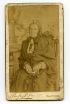 Portret starszej kobiety, zdjęcie wykonano w atelier fotograficznym, ul. Sienkiewicza 18, Białystok, 1888-1915 r. Fot. Bracia Budryk