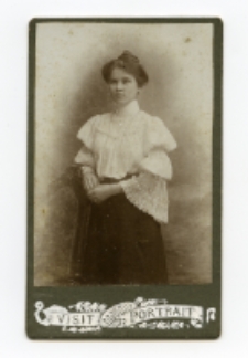 Portret kobiety, zdjęcie wykonano w atelier fotograficznym, ul. Sienkiewicza 18, Białystok, 1888-1915 r. Fot. Bracia Budryk