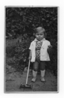 Dziewczynka w ogrodzie, Białystok, XX w. Fot. Zakład Fotograficzny "Foto-Film"