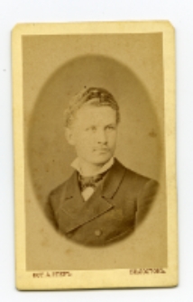Portret mężczyzny, zdjęcie wykonano w atelier fotograficznym, Białystok, 1874-1894 r. Fot. August Jaeger