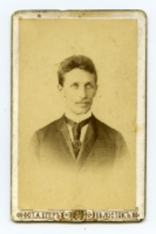 Portret mężczyzny, zdjęcie wykonano w atelier fotograficznym, Białystok, 1874-1894 r. Fot. August Jaeger