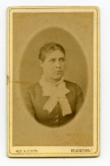Portret kobiety, zdjęcie wykonano w atelier fotograficznym, Białystok, 1874-1894 r. Fot. August Jaeger