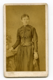 Portret kobiety, zdjęcie wykonano w atelier fotograficznym, Białystok, 1874-1894 r. Fot. August Jaeger