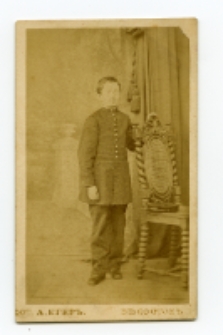 Portret chłopca, zdjęcie wykonano w atelier fotograficznym, Białystok, 1874-1894 r. Fot. August Jaeger