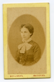 Portret kobiety, zdjęcie wykonano w atelier fotograficznym, Białystok, 1874-1894 r. Fot. August Jaeger