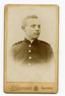 Portret mężczyzny, zdjęcie wykonano w atelier fotograficznym, Białystok, 1893-1906 r. Fot. Mowsza Kapłański