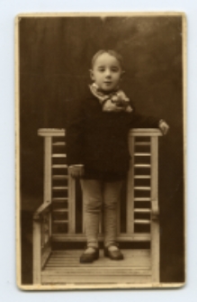 Portret chłopca, zdjęcie wykonano w atelier fotograficznym, ul. Sienkiewicza 28, Białystok, 1914-1939 r. Fot. Berel (Borys) Łoźnicki