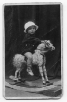 Portret chłopca, zdjęcie wykonano w atelier fotograficznym, ul. Sienkiewicza 28, Białystok, 1914-1939 r. Fot. Berel (Borys) Łoźnicki