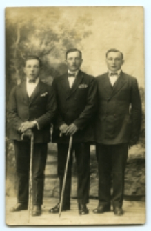 Portret trzech mężczyzn, zdjęcie wykonano w atelier fotograficznym, ul. Sienkiewicza 28, Białystok, 1914-1939 r. Fot. Berel (Borys) Łoźnicki