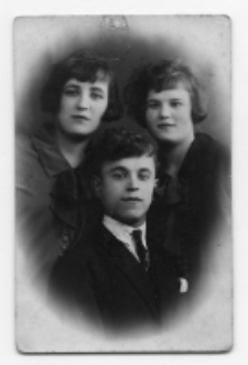Portret rodzinny, zdjęcie wykonano w atelier fotograficznym, ul. Sienkiewicza 28, Białystok, 1914-1939 r. Fot. Berel (Borys) Łoźnicki