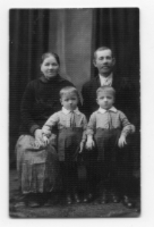 Portret rodzinny, zdjęcie wykonano w atelier fotograficznym, ul. Sienkiewicza 28, Białystok, 30 kwiecień 1933 r. Fot. Berel (Borys) Łoźnicki