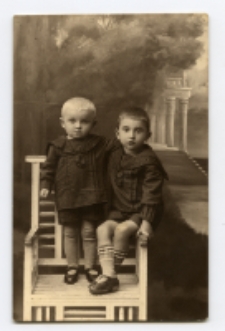 Portret dwóch chłopców, zdjęcie wykonano w atelier fotograficznym, ul. Sienkiewicza 28, Białystok, 1914-1939 r. Fot. Berel (Borys) Łoźnicki