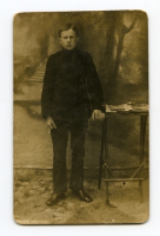 Portret mężczyzny, zdjęcie wykonano w atelier fotograficznym, ul. Sienkiewicza 28, Białystok, 1914-1939 r. Fot. Berel (Borys) Łoźnicki