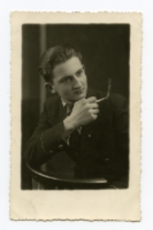 Mężczyzna z papierosem, zdjęcie wykonano w atelier fotograficznym, ul. Lipowa 105, Białystok, 1927-1958 r. Fot. Romuald Malinowski