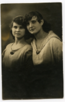 Portret dwóch kobiet, zdjęcie wykonano w atelier fotograficznym, ul. Lipowa 31, Białystok, 15 kwiecień 1921 r. Fot. Zakład fotograficzny "Modern Elja Kożycer"