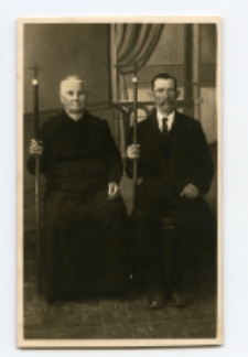 Portret dwóch mężczyzn, zdjęcie wykonano w atelier fotograficznym, ul. Lipowa 31, Białystok. Fot. Zakład fotograficzny "Modern Elja Kożycer"