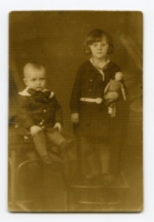 Portret dwójki dzieci, zdjęcie wykonano w atelier fotograficznym, ul. Lipowa 31, Białystok. Fot. Zakład fotograficzny "Modern Elja Kożycer"