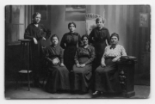 Portret sześciu kobiet, zdjęcie wykonano w atelier fotograficznym, Białystok. Fot. Zakład fotograficzny "Modern Elja Kożycer"