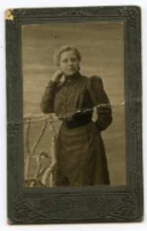 Portret kobiety, zdjęcie wykonano w atelier fotograficznym, ul. Lipowa, Białystok, 1905 r. Fot. Zakład fotograficzny "Bracia Pumpian"