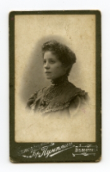 Portret kobiety, zdjęcie wykonano w atelier fotograficznym, ul. Lipowa, Białystok, 1896-1912 r. Fot. Zakład fotograficzny "Bracia Pumpian"
