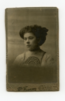 Portret kobiety, zdjęcie wykonano w atelier fotograficznym, ul. Lipowa, Białystok, 1905 r. Fot. Zakład fotograficzny "Bracia Pumpian"