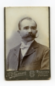 Portret mężczyzny, zdjęcie wykonano w atelier fotograficznym, ul. Lipowa, Białystok, 1905 r. Fot. Zakład fotograficzny "Bracia Pumpian"