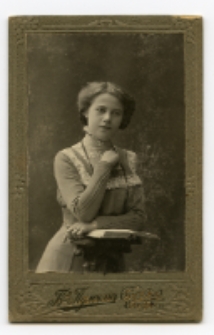 Portret kobiety, zdjęcie wykonano w atelier fotograficznym, ul. Lipowa, Białystok, 1905 r. Fot. Zakład fotograficzny "Bracia Pumpian"