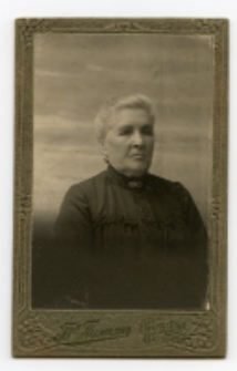 Portret starszej kobiety, zdjęcie wykonano w atelier fotograficznym, ul. Lipowa, Białystok, 1905 r. Fot. Zakład fotograficzny "Bracia Pumpian"