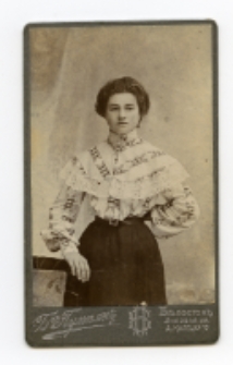 Portret kobiety, zdjęcie wykonano w atelier fotograficznym, ul. Lipowa, Białystok, 1896-1912 r. Fot. Zakład fotograficzny "Bracia Pumpian"