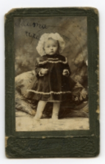 Portret dziecka, zdjęcie wykonano w atelier fotograficznym, ul. Lipowa, Białystok, 1905 r. Fot. Zakład fotograficzny "Bracia Pumpian"