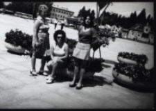 Zinaida Siemieńczuk (z lewej), dekoracje z okazji Centralnych Dożynek, ul. Jurowiecka, Białystok, 1973 r.