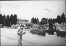 Zinaida Siemieńczuk, dekoracje z okazji Centralnych Dożynek, ul. Jurowiecka, Białystok, 1973 r.