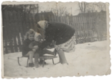 Anna Siemieńczuk (z lewej), ul. Piasta 7, Białystok, 1959 r.