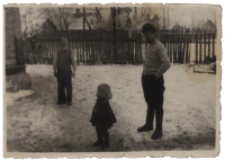 Władysław Siemieńczuk (z prawej) z córką Anną i sąsiadem, ul. Piasta 7, Białystok, 1959 r.